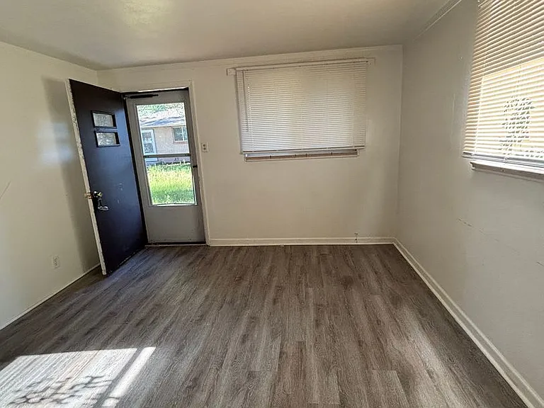 3006 N Institute St — Photo 3