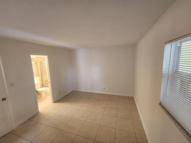 1125 NE 16th Pl #105 — Photo 14