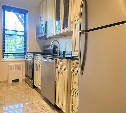 5th image of 555 McLean Ave APT 5J