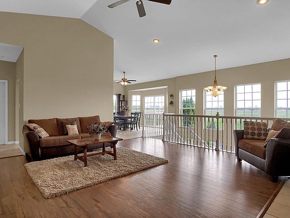 4th image of 132 Oakshire Dr E