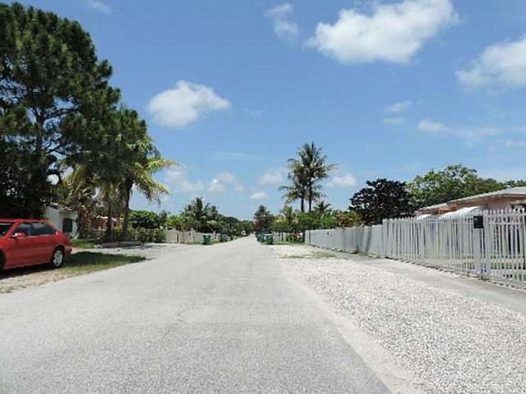 4th image of 13000 NW Miami Ct