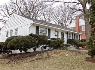 572 Hickory Rd, Glen Ellyn, IL 60137