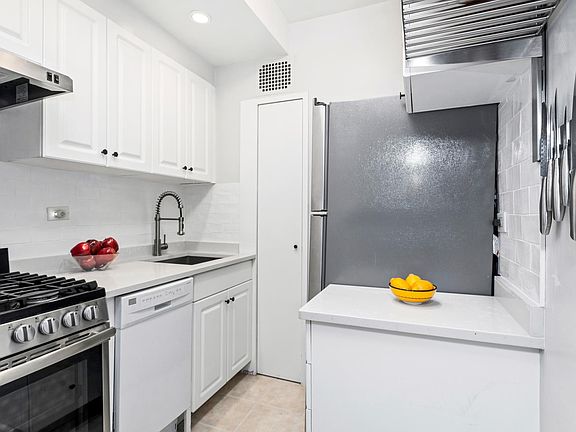 5th image of 150 E 61st St APT 14J