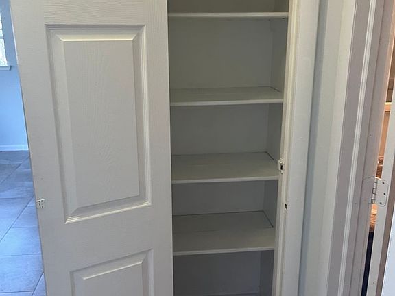 3rd image of 701 Oaklawn St APT 5