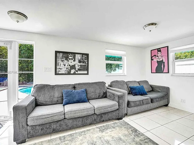 712 SW 7th Ter — Photo 12