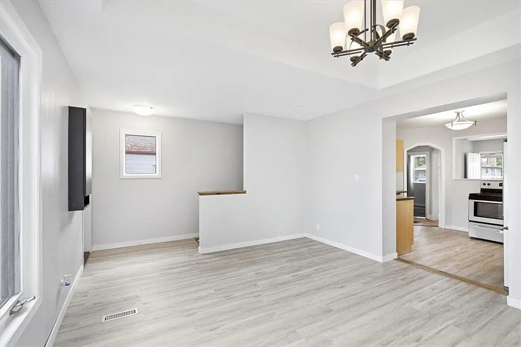 1035 Rosemount Avenue — Photo 3