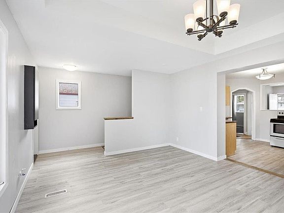 3rd image of 1035 Rosemount Ave #1035