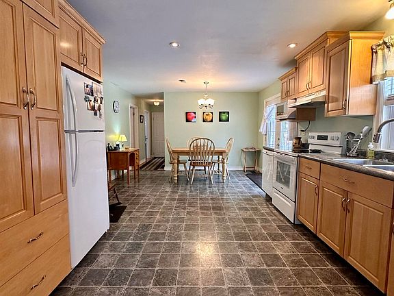 3rd image of 213 Alexandra Ave