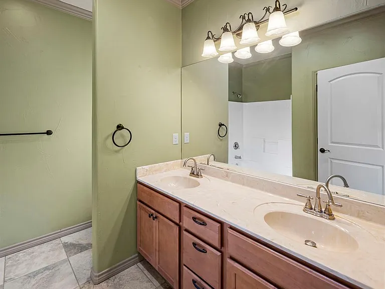 1404 Kings Valley Dr — Photo 19