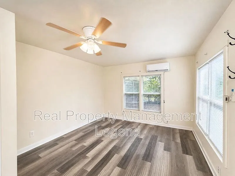 1 bed, 1.0 bath, 300 sqft, $900 — Photo 4