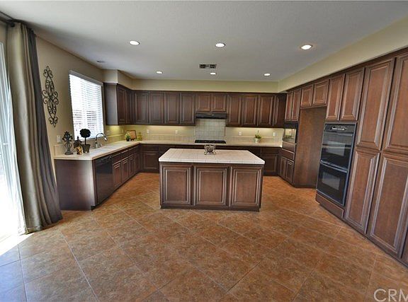 Gourmet Kitchen with Raised Panel Mocha Cabinetry, Double Oven and 5 burner stove top. Beautiful 24x