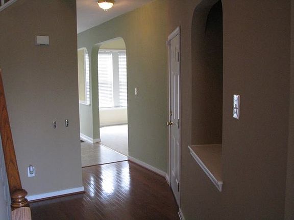 Walkway from foyer to Kitchen and LR