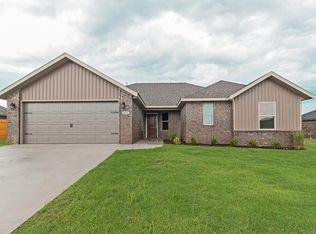 1661 Whirlaway Ln, Prairie Grove, AR 72753