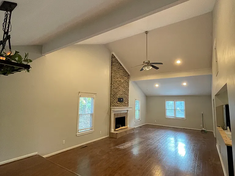 206 Rodborough Rd — Photo 6