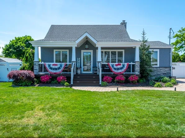 66 Alice Road, West Islip, NY 11795