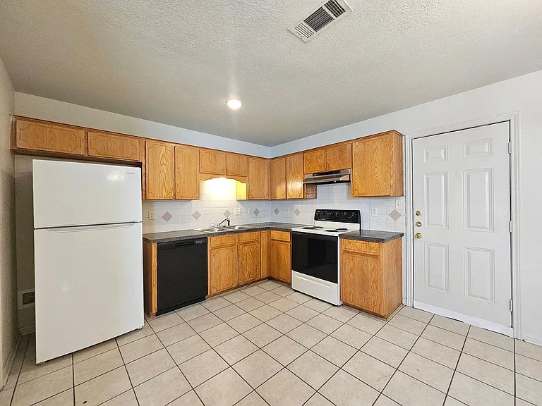 3003 Cantabrian Dr #D — Photo 9