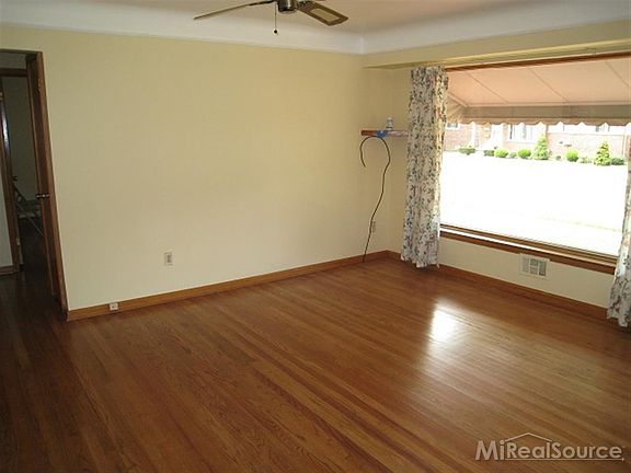 5th image of 26318 Harmon St