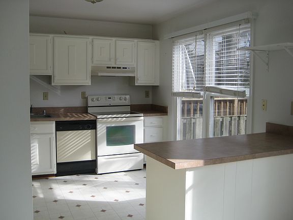 4th image of 14 Meadow Grass Ct