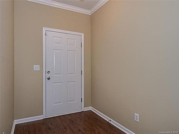 4th image of 1090 Jasmine Dr
