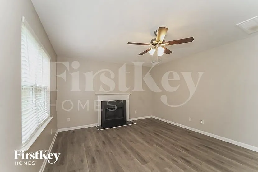 4 bed, 2.5 bath, 2393 sqft, $2,590 — Photo 4