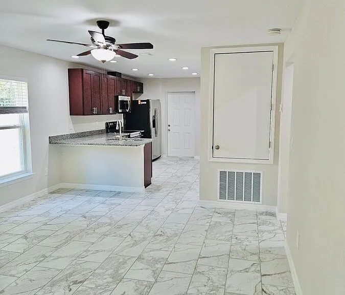 121-123 E Jackson St #123 — Photo 3