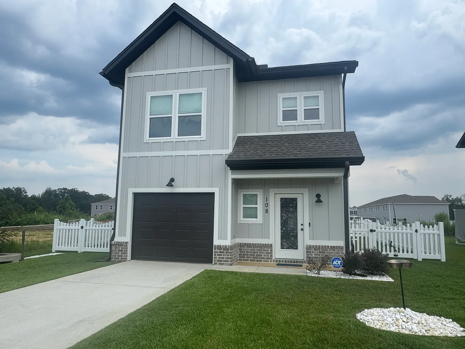 3 bed, 2.5 bath, 1464 sqft, $2,100 — Photo 2