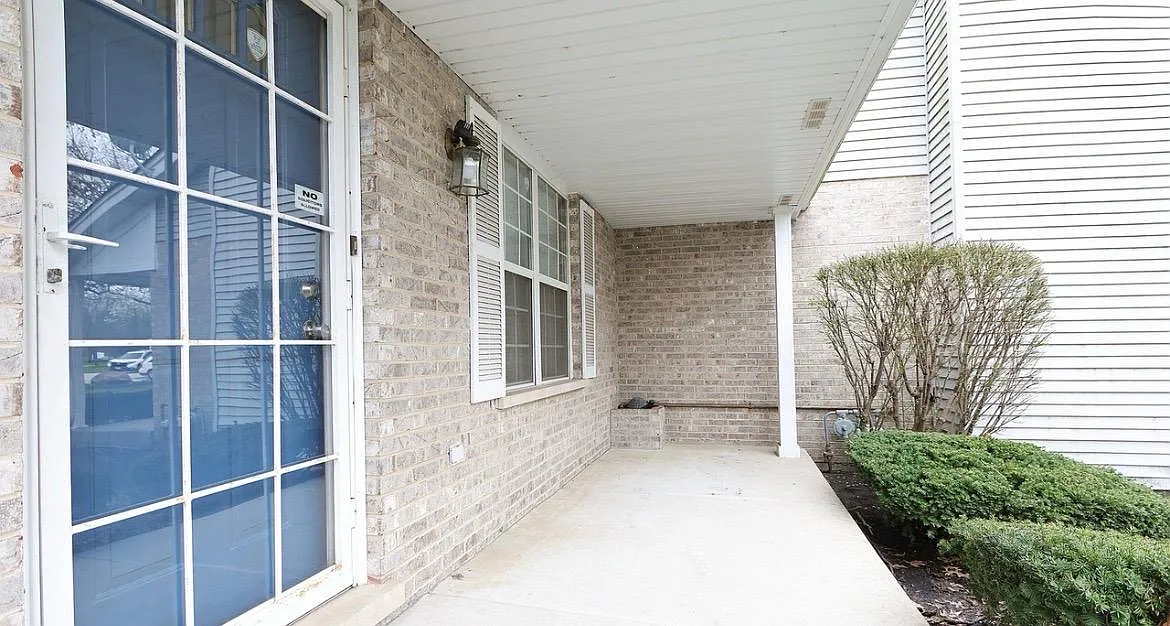 2 bed, 1.5 bath, 1394 sqft, $2,299 — Photo 2