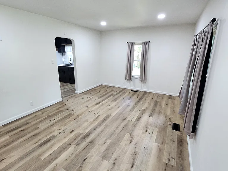 139 NW Louise St — Photo 5