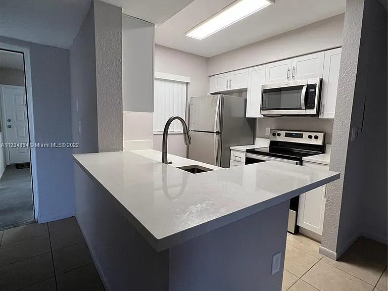 N Oakland Forest Dr — Photo 15