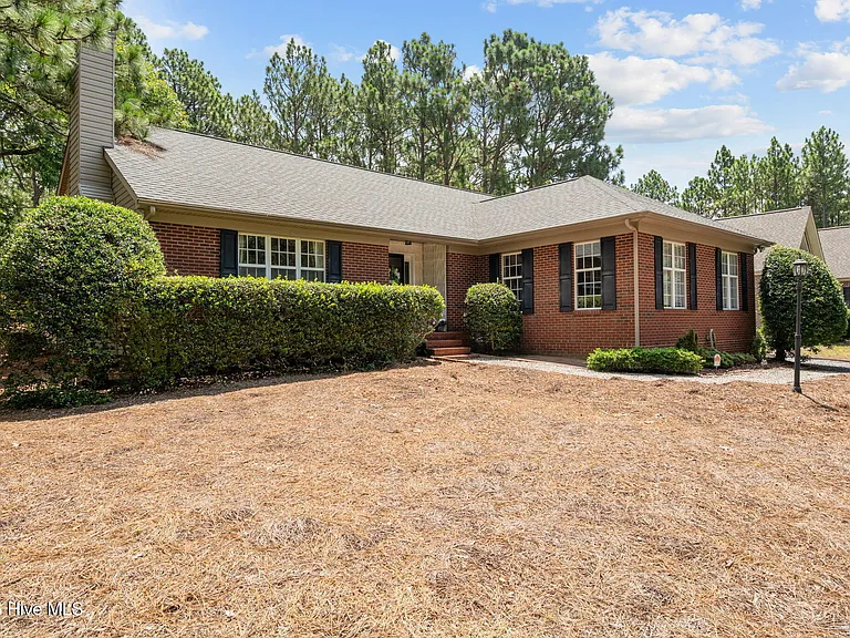 265 Longleaf Dr — Photo 2