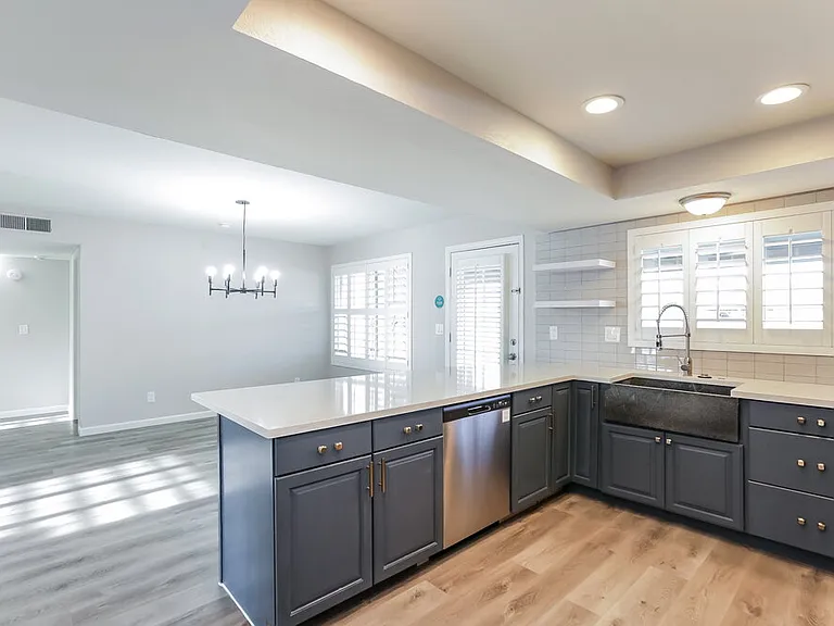 8402 S 15th Way — Photo 9
