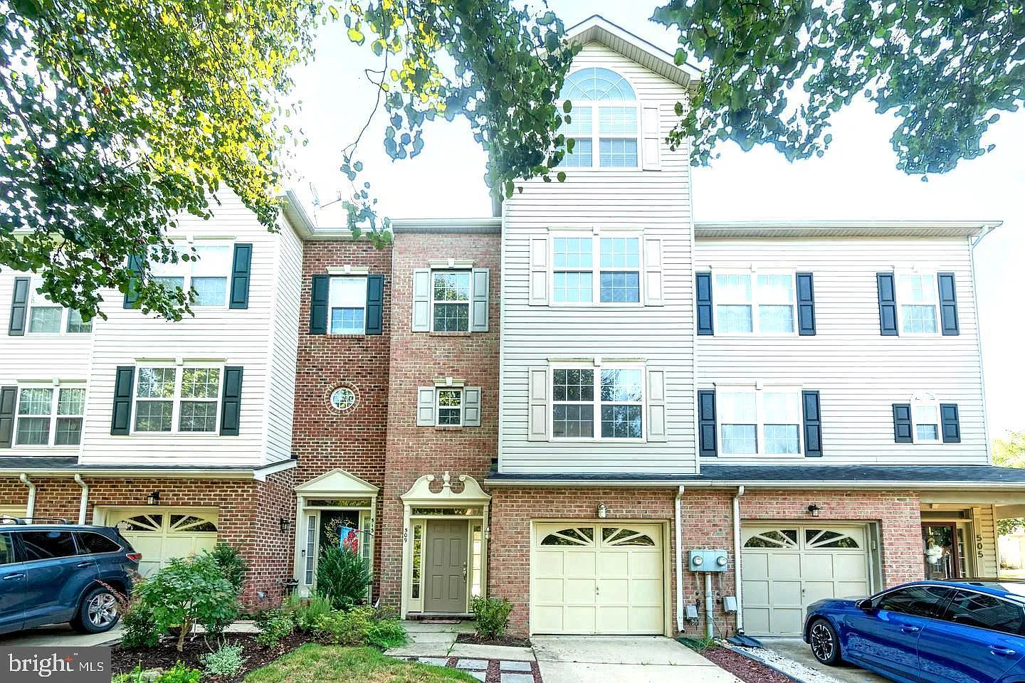 4 bed, 3.5 bath, 2372 sqft, $2,950 — Photo 1