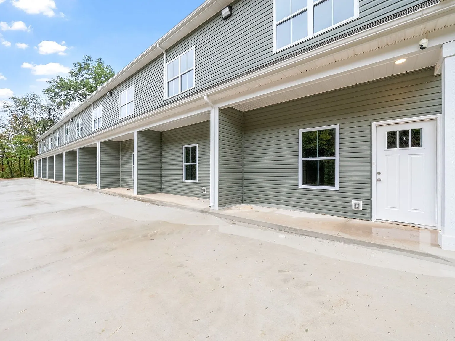 Brand New 2 bed/2 bath townhouse! 2.5 miles to APSU/6.7 miles to Gate 1!! — Photo 2