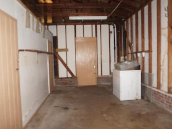 4th image of 906 Bordeau Ave W