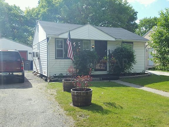 3rd image of 613 19th St N