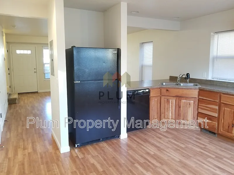 3 bed, 1.5 bath, 1050 sqft, $2,015 — Photo 4