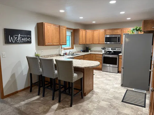 302 S Pearl St, Elk Point, SD 57025