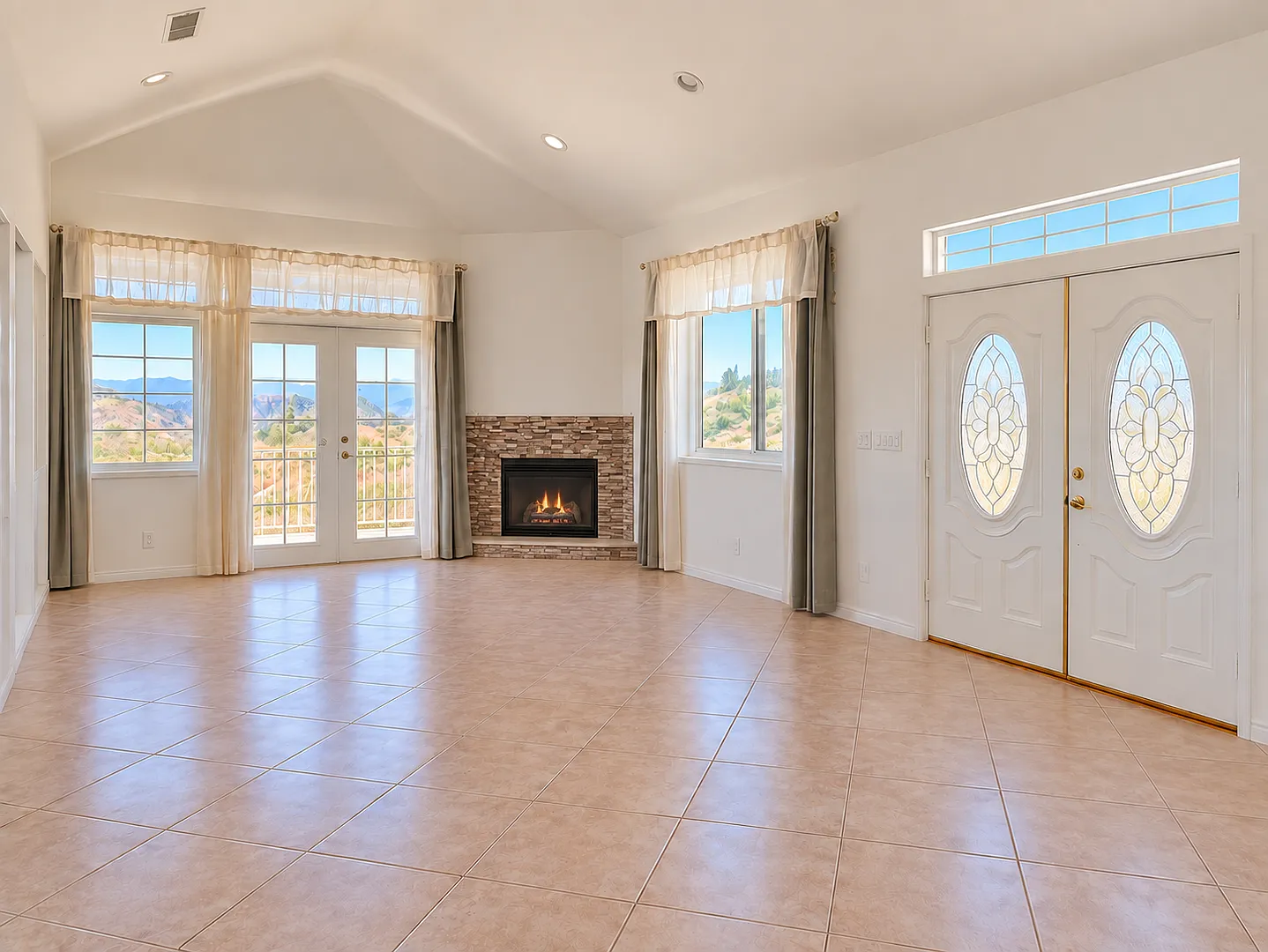 4bed+Bonus area/3.5 bath, 2000sqft+VIEWS Home ready for move in — Photo 2