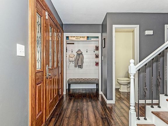 5th image of 597 Vancouver Dr