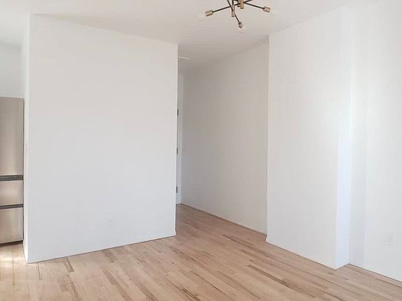 4th image of 2249 37th St