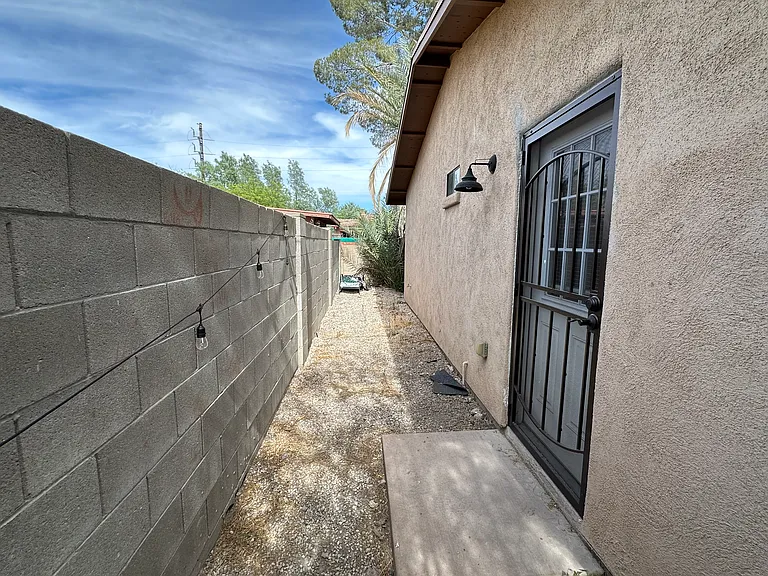 1020 E Silver St — Photo 12