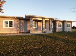 4320 Briarwood Hills Dr, Cedar Falls, IA 50613