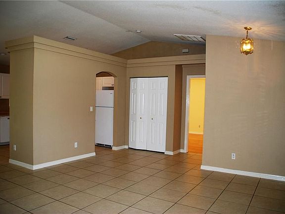 5th image of 114 SW Thornhill Dr