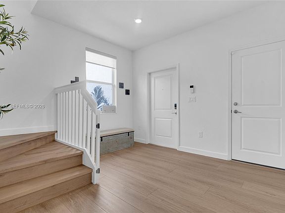 5th image of 2444 SE 24th Ave