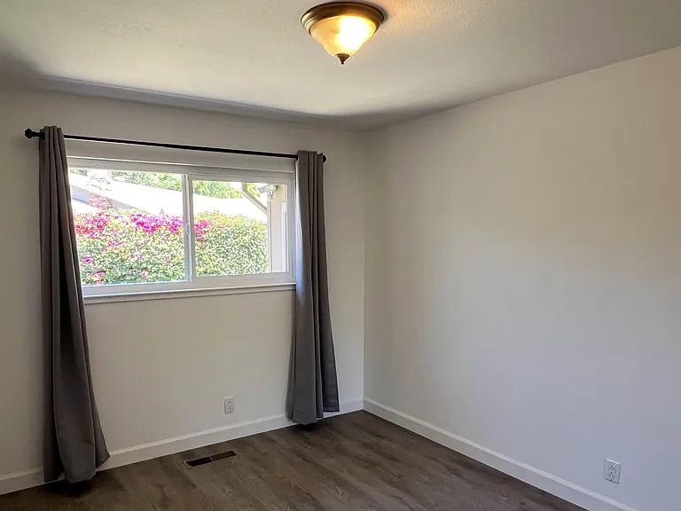 2119 Surrey Pl — Photo 6