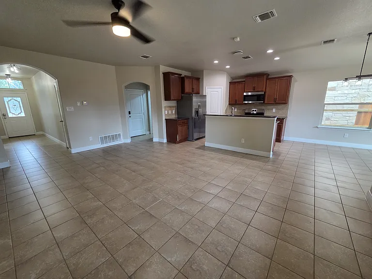 5202 Dauphin Dr — Photo 5