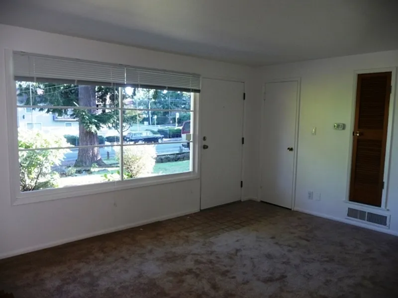 3 bed, 1.0 bath, 1181 sqft, $2,600 — Photo 2