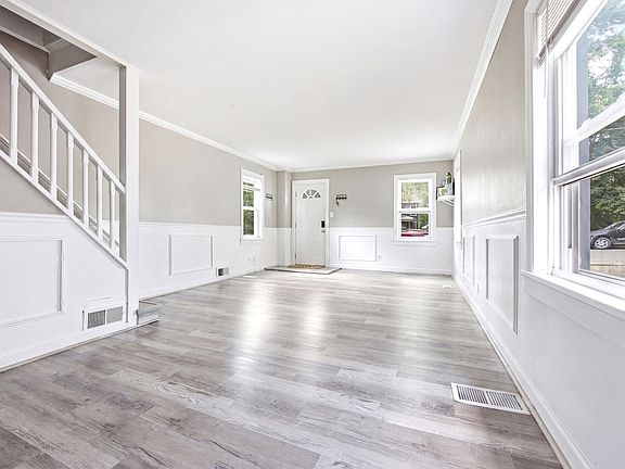 5th image of 327 Ann St