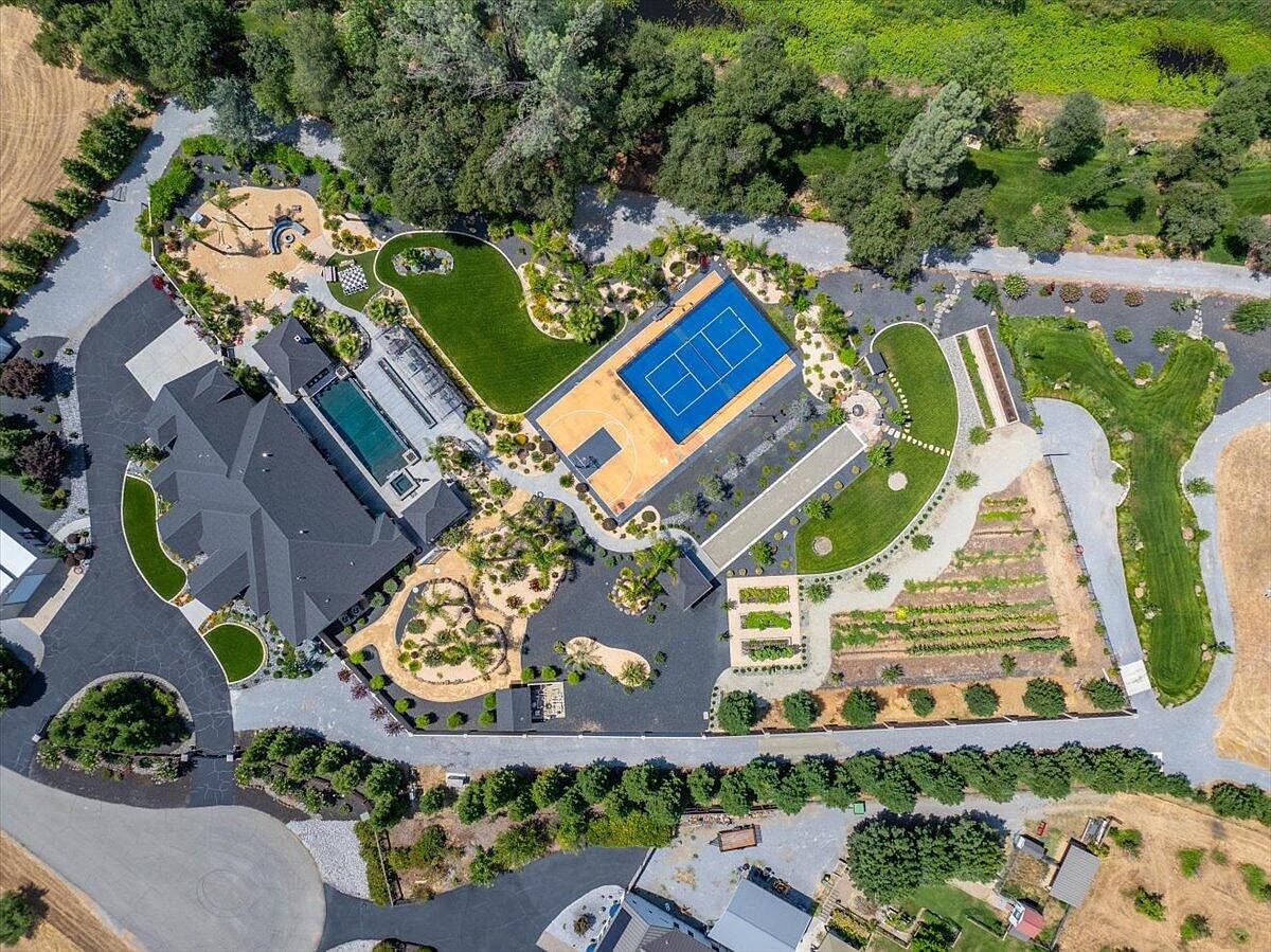 .・・.。* ᎮᏐNᎤ*。.・・. 19580 Chinotto Ln, Riverside, CA 92508 | Zillow