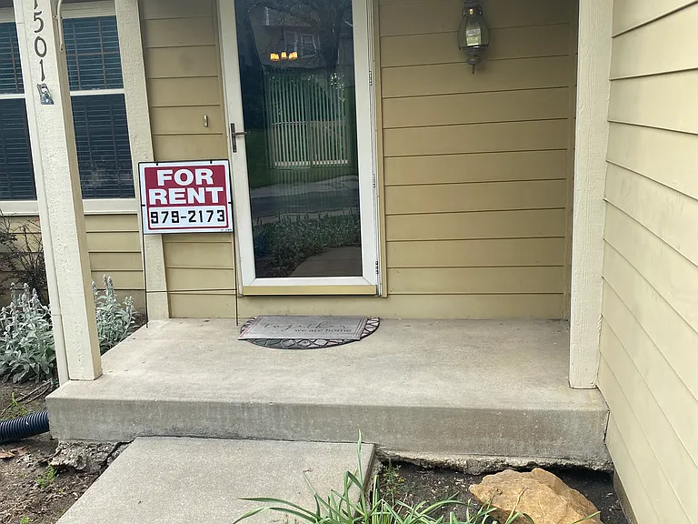 1501 Medinah Rd — Photo 2